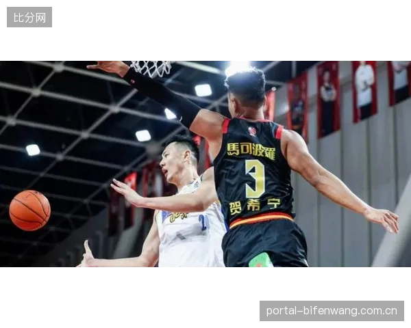 36岁的周鹏与33岁的翟晓川等老将延续稳定发挥，成为各自球队的中流砥柱。